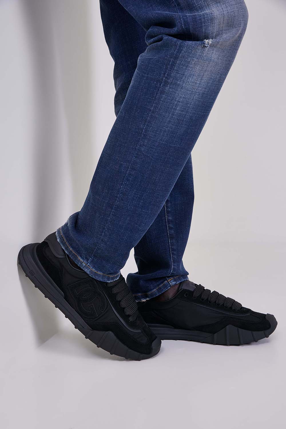 תמונת כל הלוק של נעלי סניקרס עור